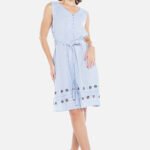 Vestido Azul Claro Gola V com Barra Bordada Sob