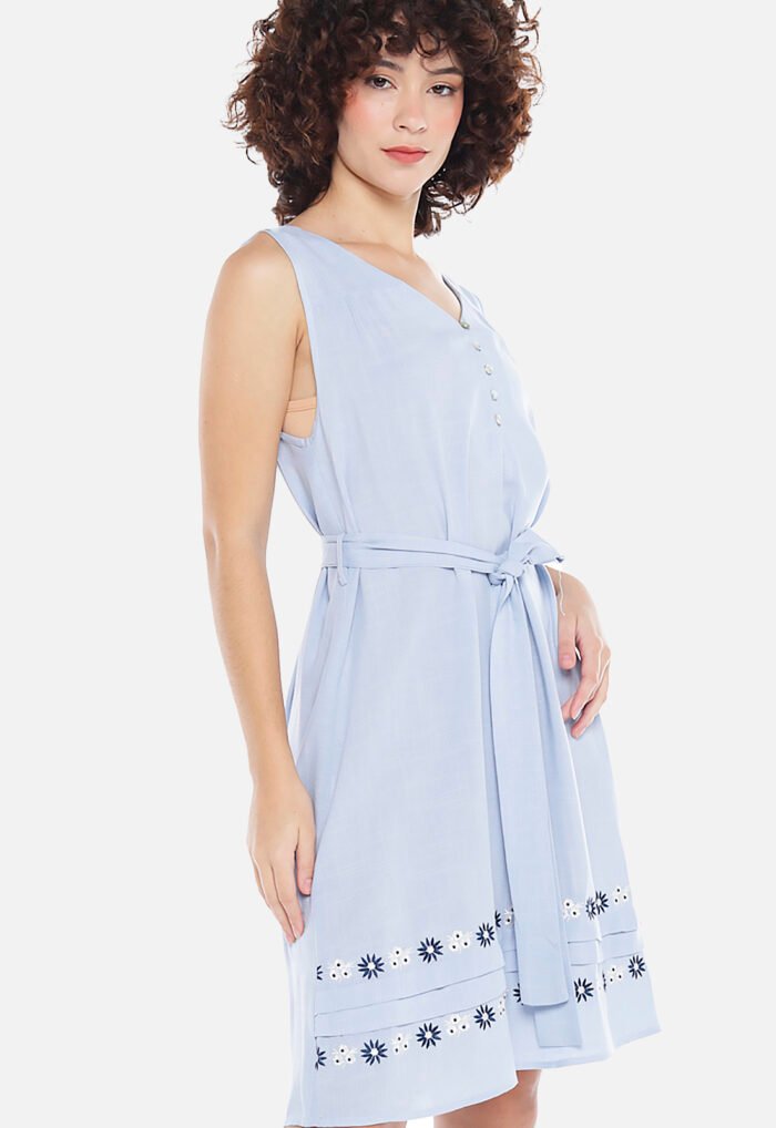 Vestido Azul Claro Gola V com Barra Bordada Sob - Imagem 2