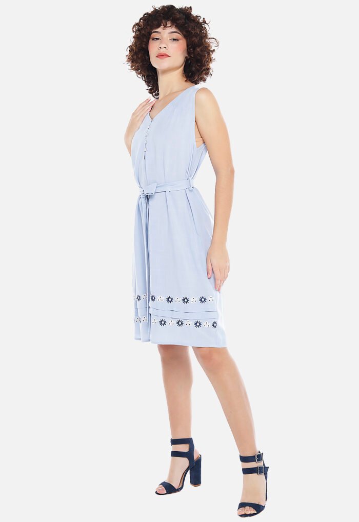 Vestido Azul Claro Gola V com Barra Bordada Sob - Imagem 3
