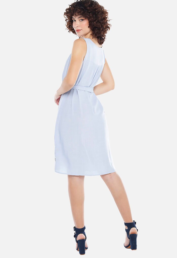 Vestido Azul Claro Gola V com Barra Bordada Sob - Imagem 4