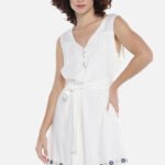 Vestido Off-White Gola V com Barra Bordada Azul Forrado Sob