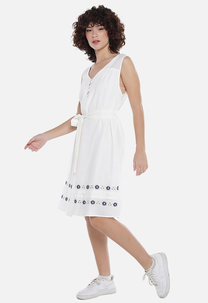 Vestido Off-White Gola V com Barra Bordada Azul Forrado Sob - Imagem 2