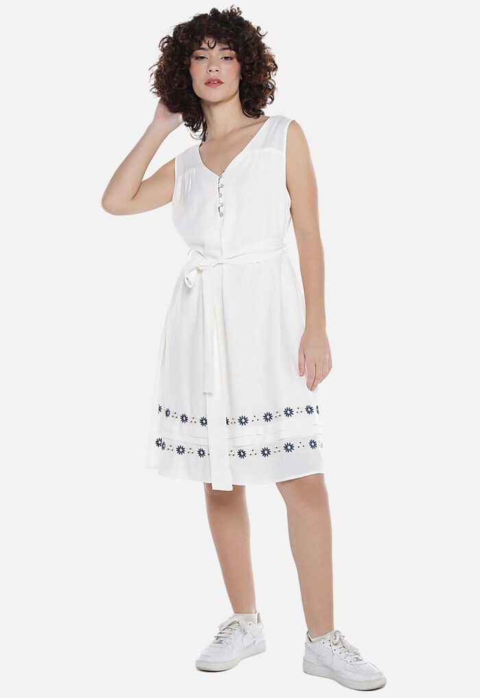 Vestido Off-White Gola V com Barra Bordada Azul Forrado Sob - Imagem 6