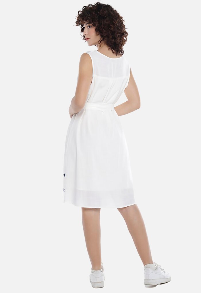 Vestido Off-White Gola V com Barra Bordada Azul Forrado Sob - Imagem 5