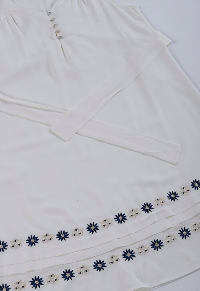 Vestido Off-White Gola V com Barra Bordada Azul Forrado Sob - Imagem 4