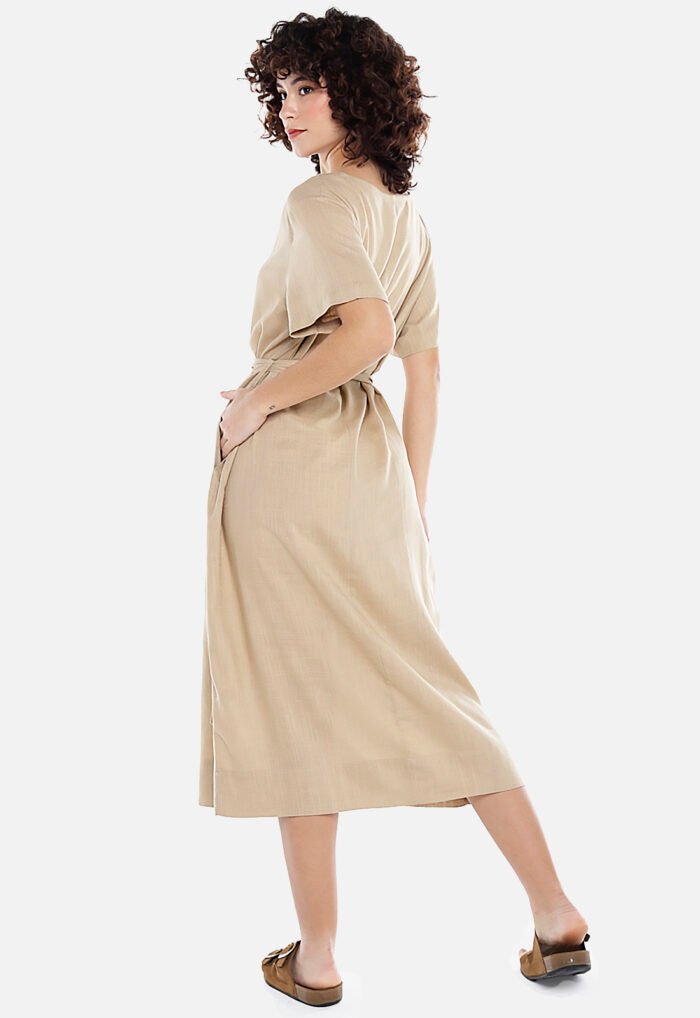 Vestido de Linho Bege Midi com Bolsos Manga Curta Sob - Imagem 6