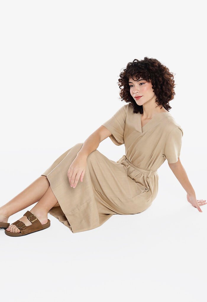 Vestido de Linho Bege Midi com Bolsos Manga Curta Sob - Imagem 2