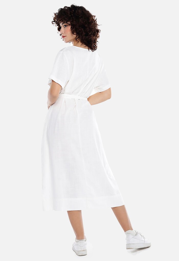 Vestido de Linho Off-White Midi com Bolsos Manga Curta Sob - Imagem 3