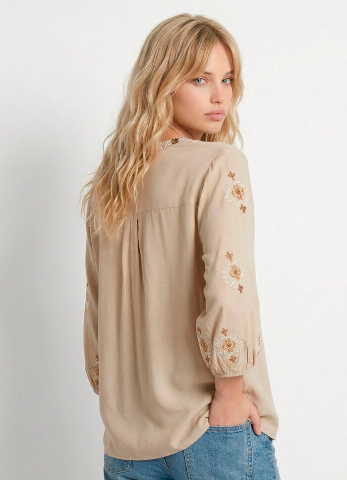 Blusa Bege Bordada Manga 3/4 Gola Bordada Viscose Boho Sob - Imagem 4