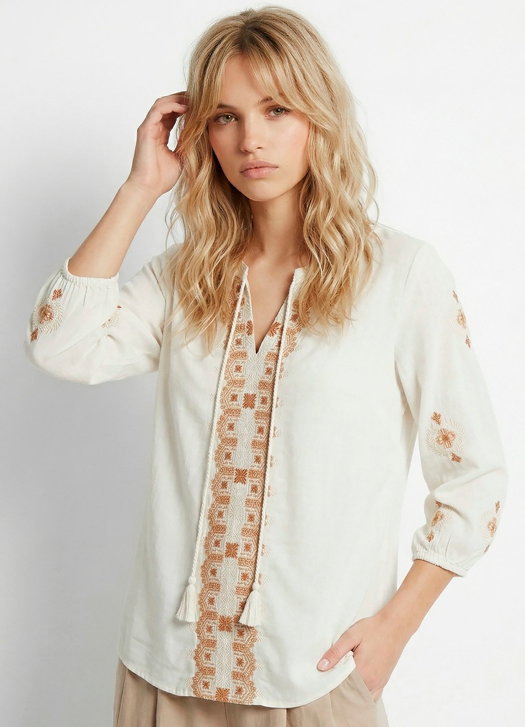 blusa branca manga 34 gola bordada 1 Blusa Branca Bordada Manga 3/4 Gola Bordada Viscose Boho Sob - Imagem 1