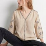 Blusa Bege Bordada Gola V em Algodão Manga 3/4 Sob