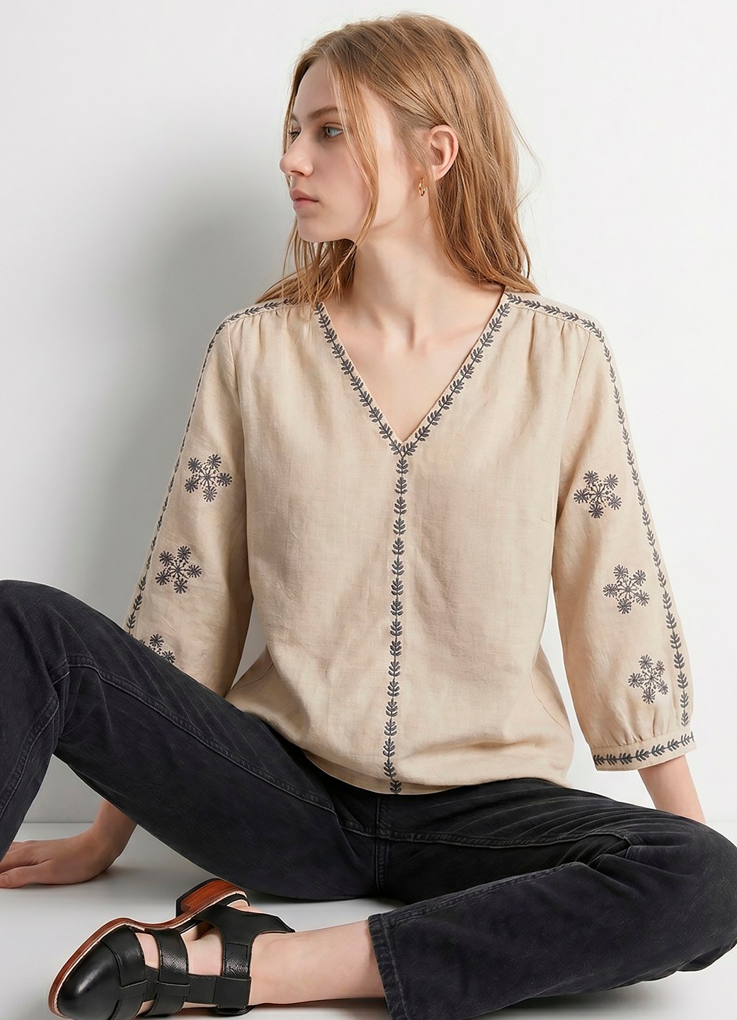 blusa gola V algodão bege 1 Blusa Bege Bordada Gola V em Algodão Manga 3/4 Sob - Imagem 1
