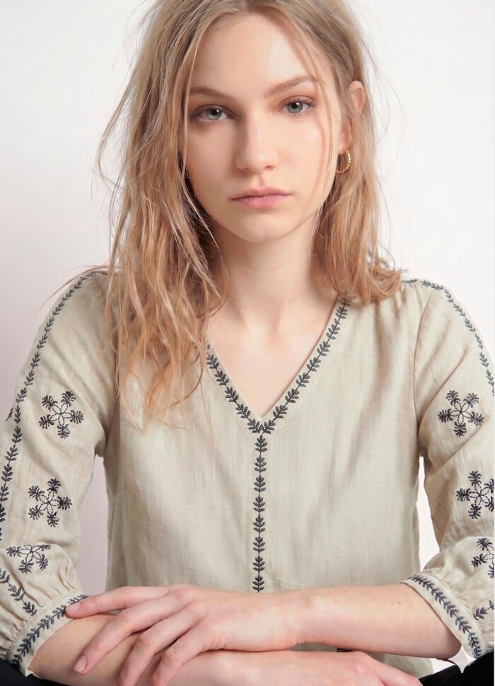 Blusa Bege Bordada Gola V em Algodão Manga 3/4 Sob - Imagem 2