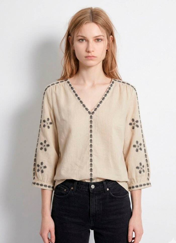 Blusa Bege Bordada Gola V em Algodão Manga 3/4 Sob - Imagem 3