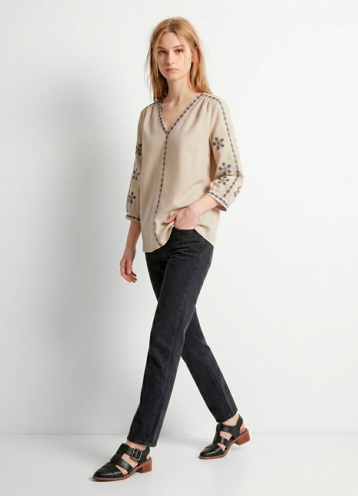 Blusa Bege Bordada Gola V em Algodão Manga 3/4 Sob - Imagem 5