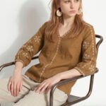 Blusa Marrom Bordada Gola V em Algodão Manga 3/4 Sob