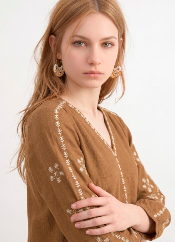 Blusa Marrom Bordada Gola V em Algodão Manga 3/4 Sob - Imagem 2