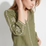 Blusa Verde Bordada Gola V em Algodão Manga 3/4 Sob