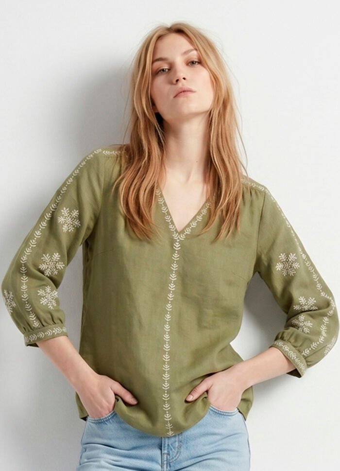 Blusa Verde Bordada Gola V em Algodão Manga 3/4 Sob - Imagem 2