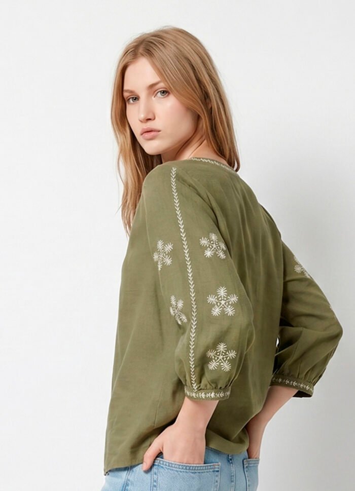 Blusa Verde Bordada Gola V em Algodão Manga 3/4 Sob - Imagem 6