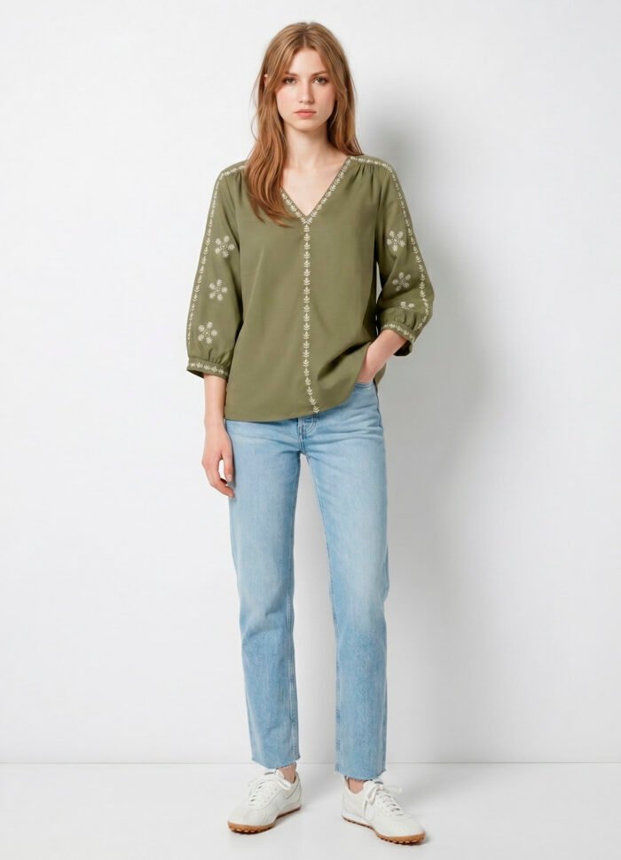 Blusa Verde Bordada Gola V em Algodão Manga 3/4 Sob - Imagem 5