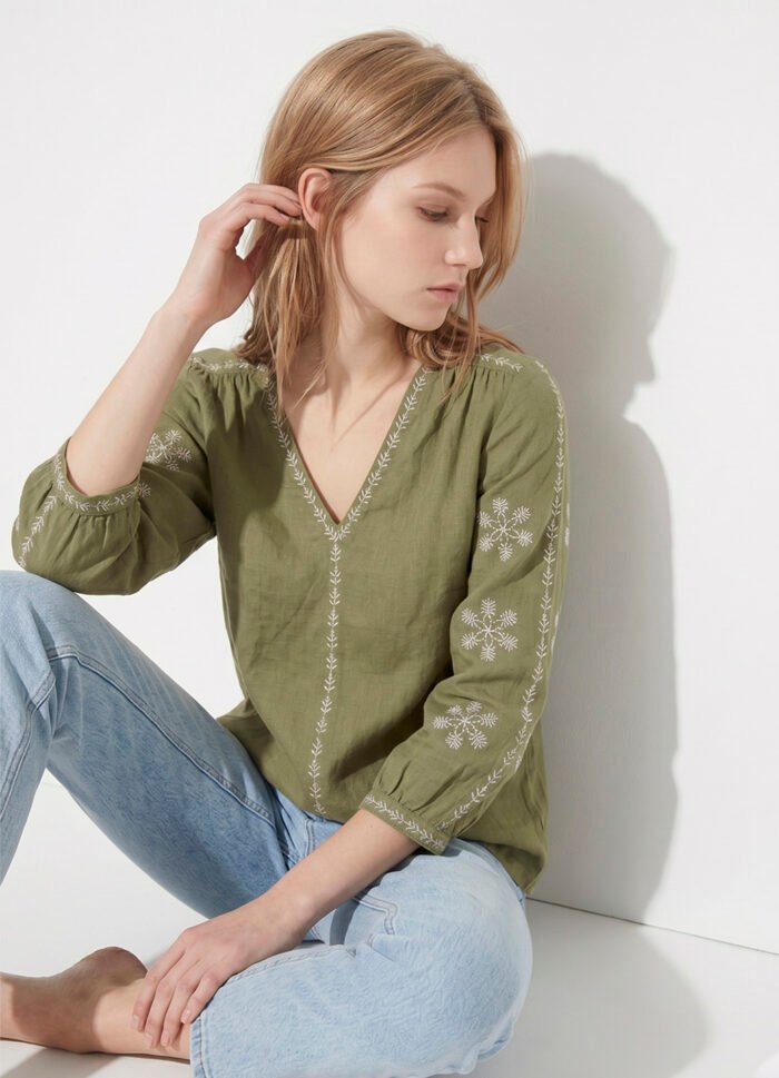 Blusa Verde Bordada Gola V em Algodão Manga 3/4 Sob - Imagem 4