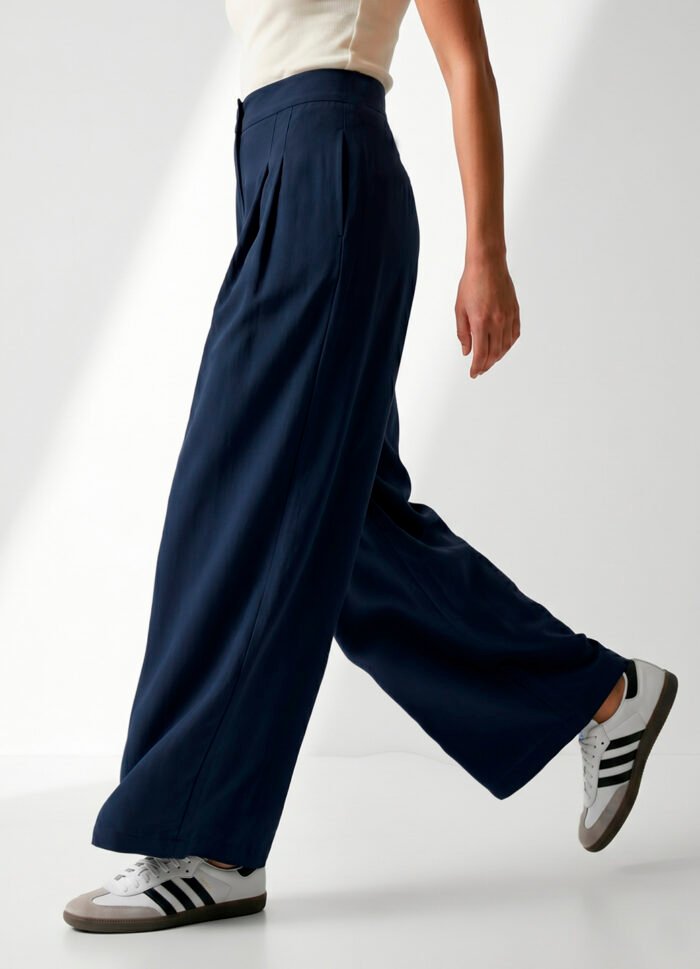 Calça Pantalona Azul Marinho em Viscose com Pregas e Bolsos - Imagem 6