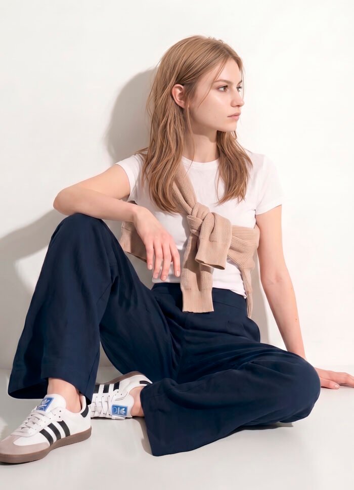 Calça Pantalona Azul Marinho em Viscose com Pregas e Bolsos - Imagem 2