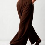 Calça Pantalona Marrom em Viscose com Pregas e Bolsos