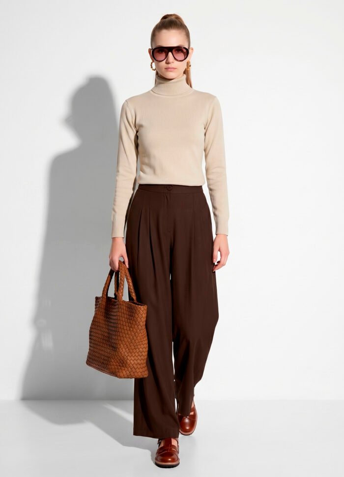 Calça Pantalona Marrom em Viscose com Pregas e Bolsos - Imagem 2