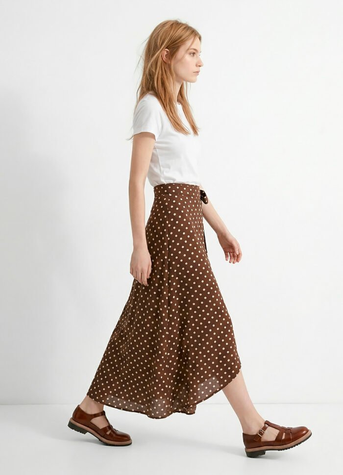 Saia Longa Marrom de Bolinhas de Viscose Poá Transpassada Sob - Imagem 3