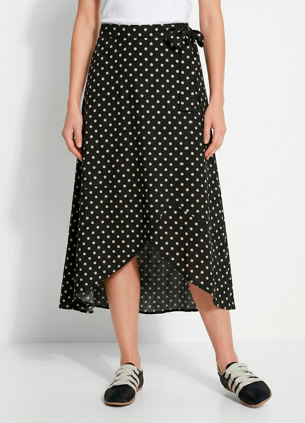 saia longa de bolinhas preta 1 Saia Longa Preta de Bolinhas de Viscose Poá Transpassada Sob - Imagem 1