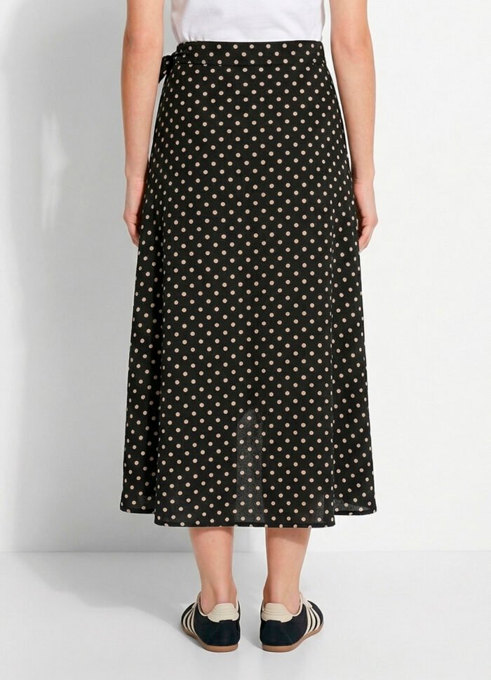 Saia Longa Preta de Bolinhas de Viscose Poá Transpassada Sob - Imagem 4