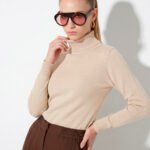 Blusa de Tricot Bege Gola Alta Manga Longa Justa Sob