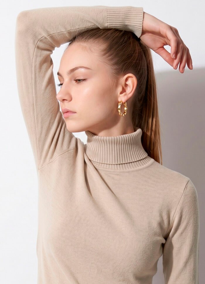 Blusa de Tricot Bege Gola Alta Manga Longa Justa Sob - Imagem 2