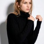 Blusa de Tricot Preta Gola Alta Manga Longa Justa Sob