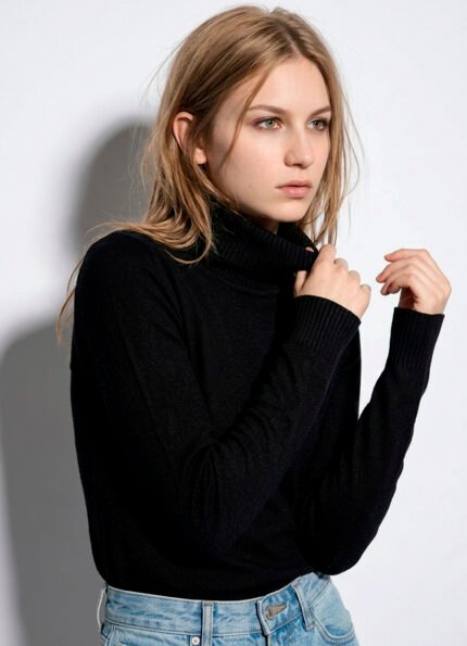 Blusa de Tricot Preta Gola Alta Manga Longa Justa Sob