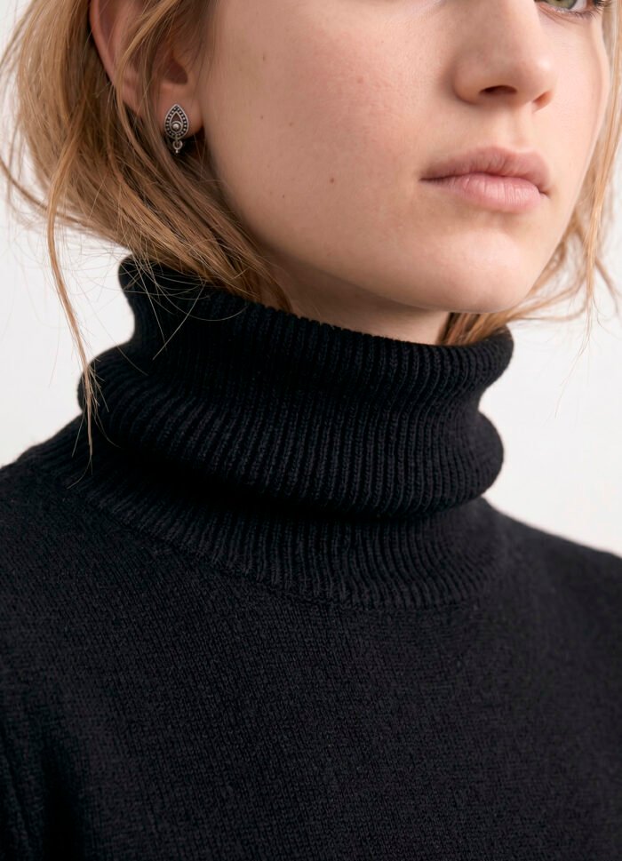 Blusa de Tricot Preta Gola Alta Manga Longa Justa Sob - Imagem 2