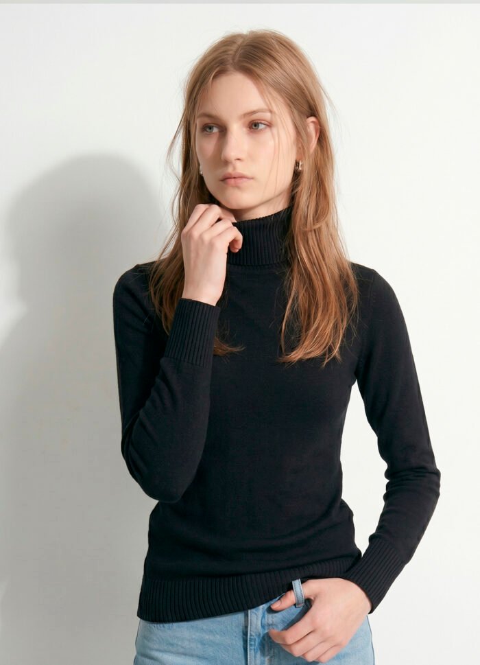 Blusa de Tricot Preta Gola Alta Manga Longa Justa Sob - Imagem 6