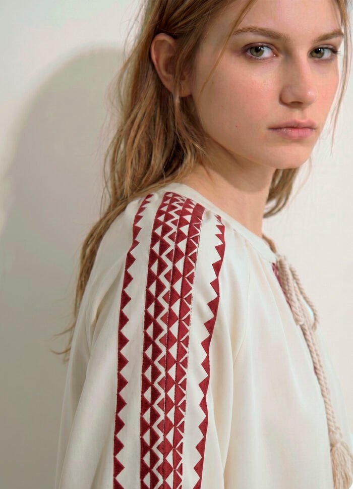 Blusa Off White Bordada Manga Longa de Algodão Boho Sob - Imagem 4
