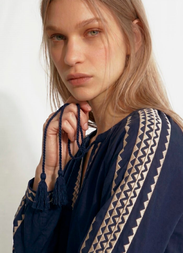 Blusa Azul Marinho Bordada Manga Longa de Algodão Boho Sob - Imagem 2