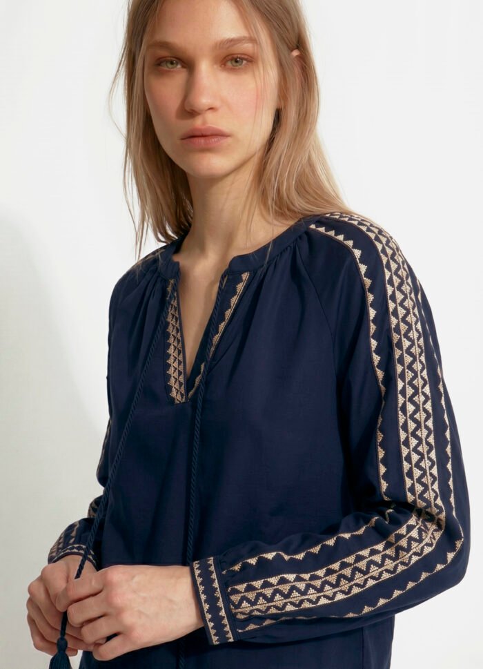 Blusa Azul Marinho Bordada Manga Longa de Algodão Boho Sob - Imagem 3