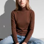 Blusa de Tricot Marrom Café Gola Alta Manga Longa Justa Sob