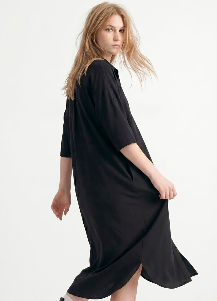 Vestido Longo Chemise Preto em Viscose com Mangas e Bolso Sob - Imagem 2