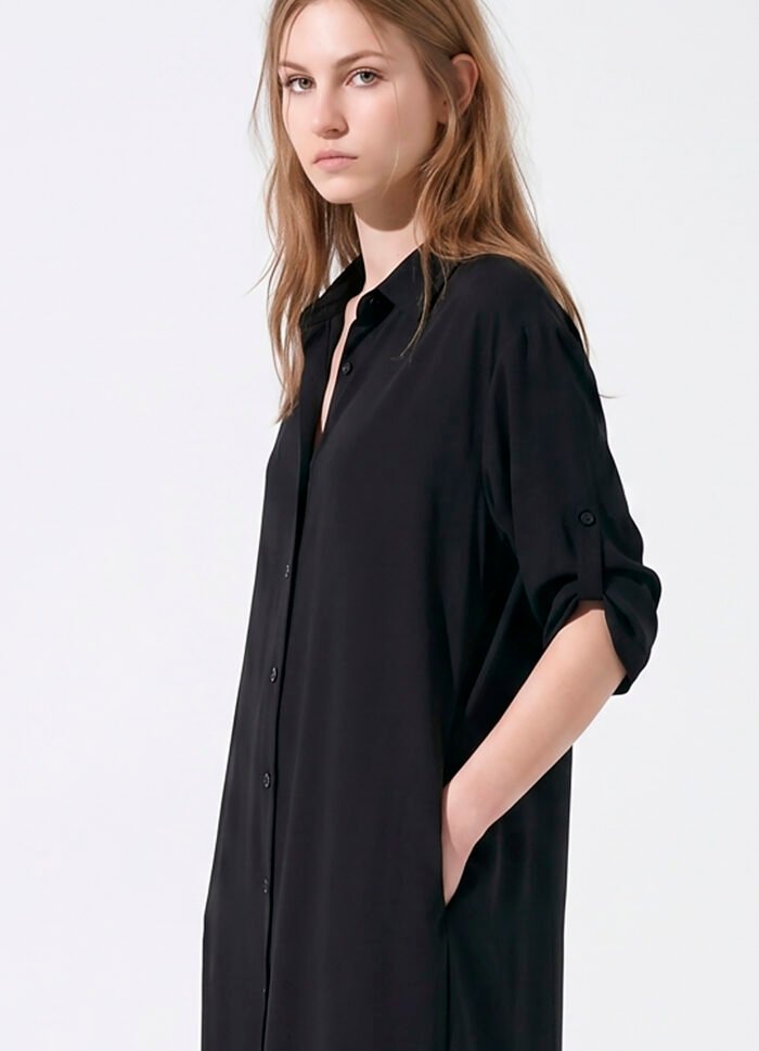 Vestido Longo Chemise Preto em Viscose com Mangas e Bolso Sob - Imagem 4