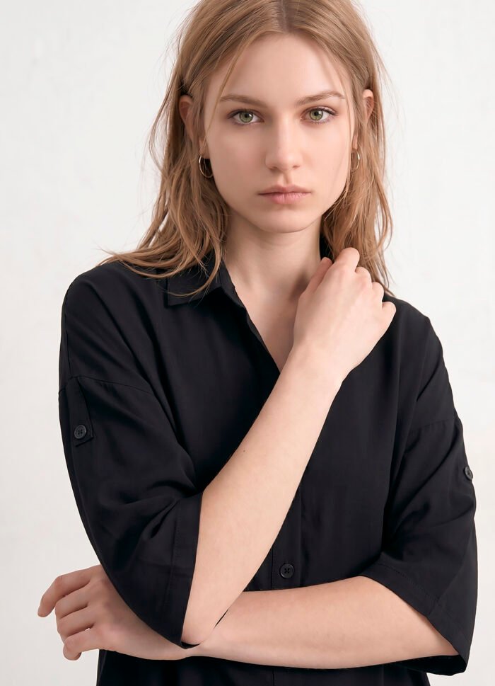 Vestido Longo Chemise Preto em Viscose com Mangas e Bolso Sob - Imagem 6