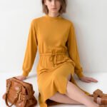 Vestido Manga Longa Caramelo Moletinho de Viscose com Bolsos Sob