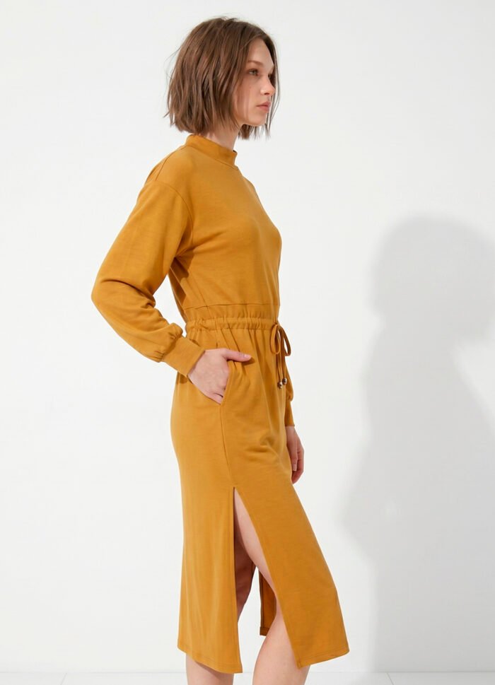 Vestido Manga Longa Caramelo Moletinho de Viscose com Bolsos Sob - Imagem 6