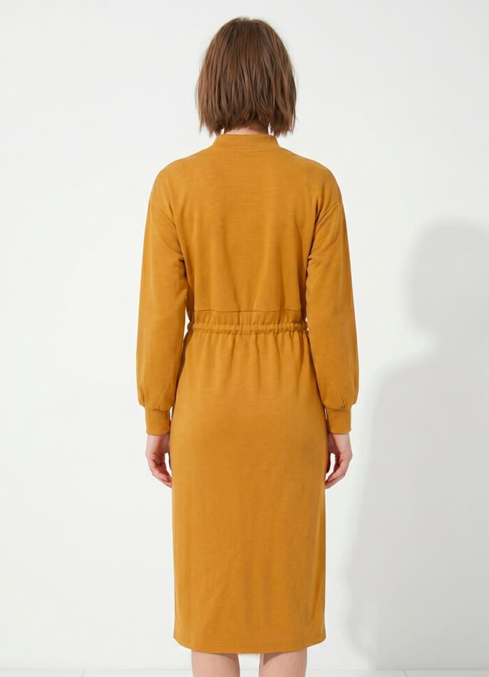 Vestido Manga Longa Caramelo Moletinho de Viscose com Bolsos Sob - Imagem 5