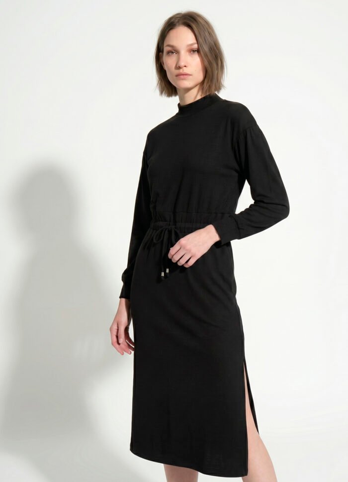 Vestido Preto Manga Longa  Moletinho de Viscose com Bolsos Sob - Imagem 2